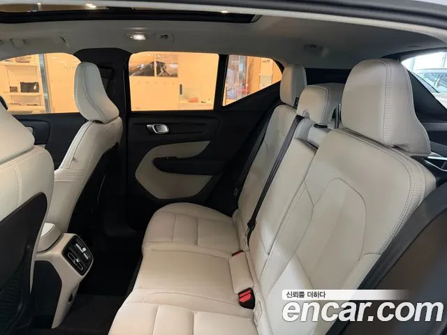 Volvo XC40 — Фото автомобиля 11