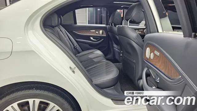 Mercedes-Benz E-Class — Фото автомобиля 12
