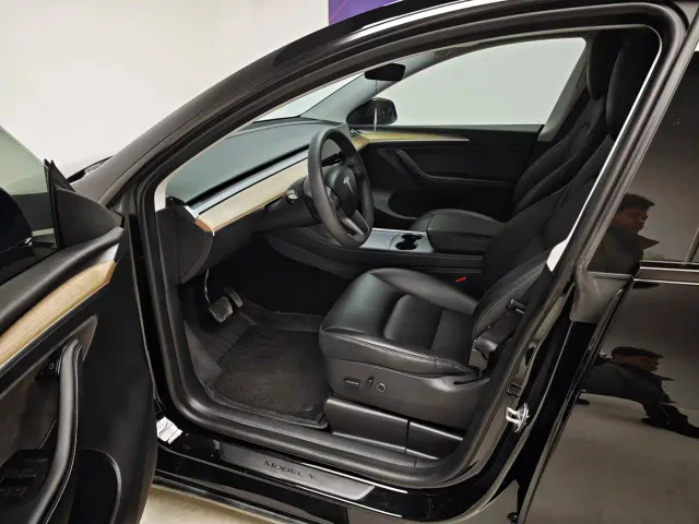 Tesla Model Y — Фото автомобиля 17