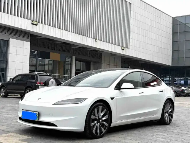 Фотография автомобиля — Tesla Model 3
