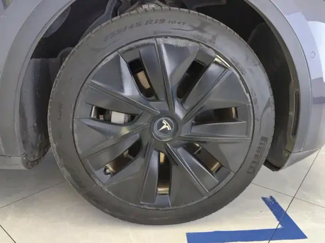 Tesla Model Y — Фото автомобиля 6