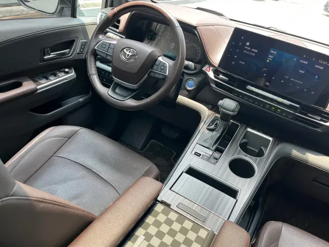 Toyota Sienna — Фото автомобиля 13