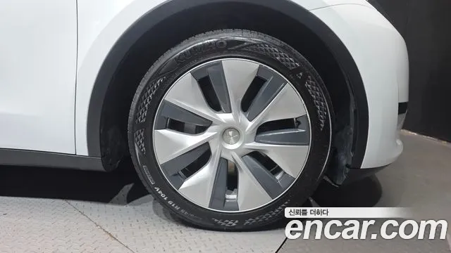 Tesla Model Y — Фото автомобиля 21