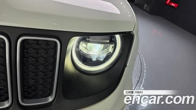Jeep Renegade — Фото автомобиля 22