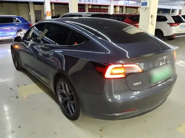 Tesla Model 3 — Фото автомобиля 4