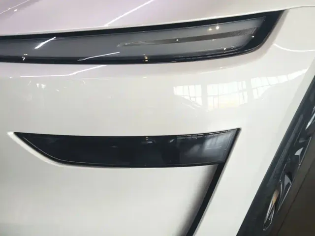 Tesla Model Y L — Фото автомобиля 23