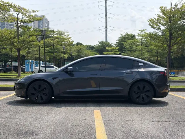 Tesla Model 3 — Фото автомобиля 7