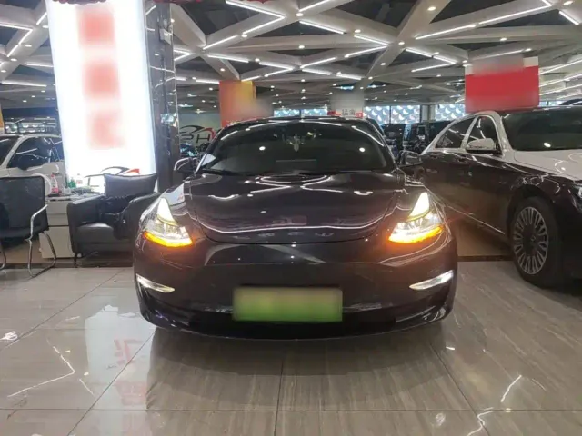 Tesla Model 3 — Фото автомобиля 2