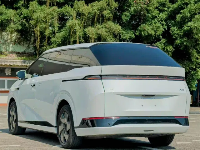 Xpeng X9 — Фото автомобиля 6