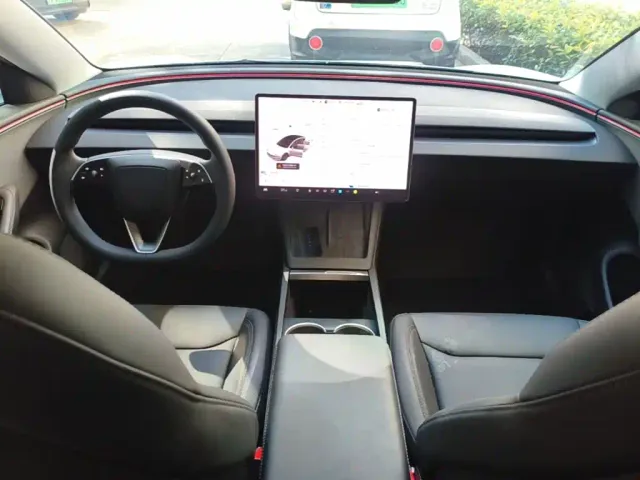 Tesla Model 3 — Фото автомобиля 5