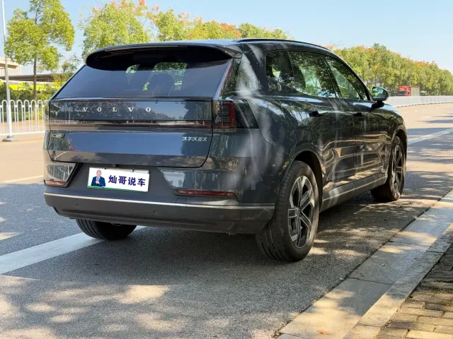 Volvo XC70 Plug-in Hybrid — Фото автомобиля 9