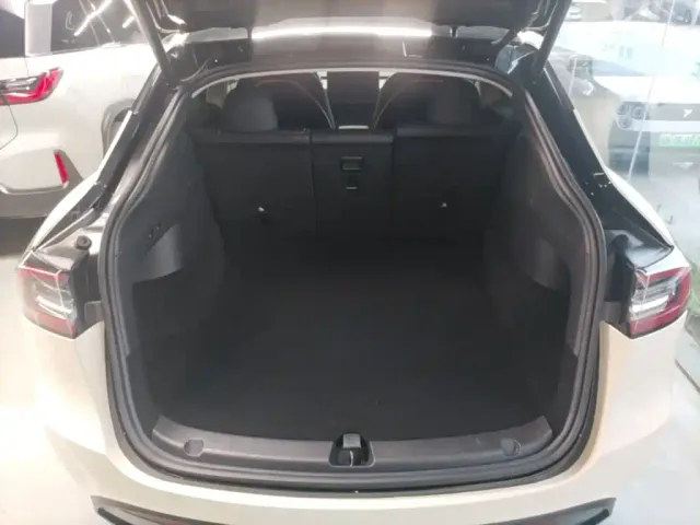 Tesla Model Y — Фото автомобиля 18