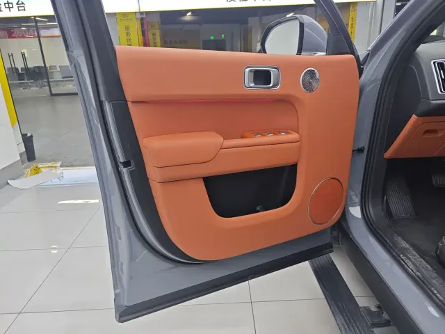 Li Auto L8 — Фото автомобиля 13