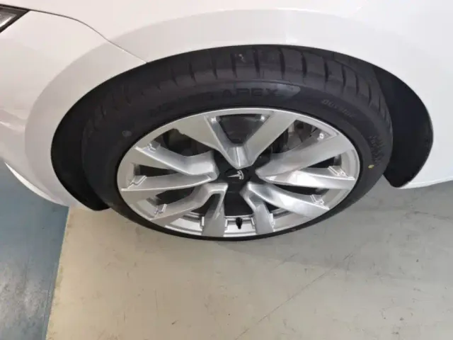 Tesla Model 3 — Фото автомобиля 22