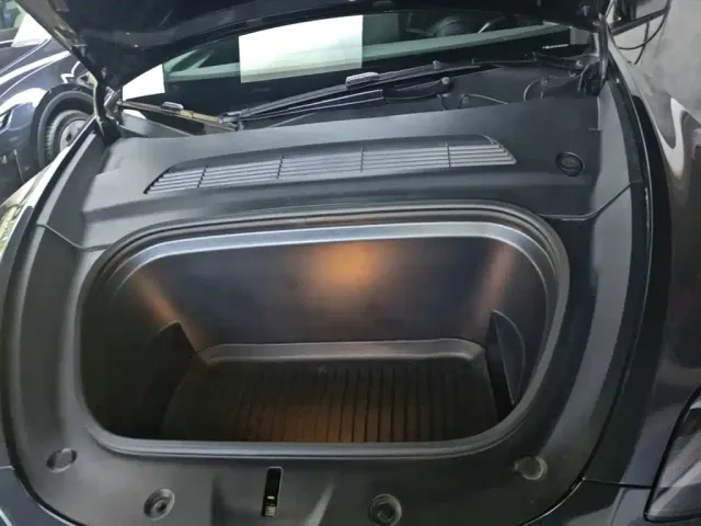 Tesla Model Y — Фото автомобиля 19