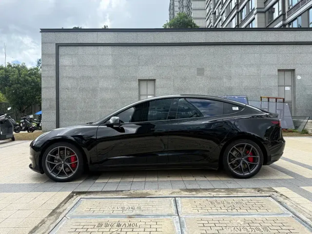 Tesla Model 3 — Фото автомобиля 15