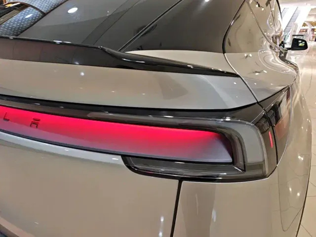 Tesla Model Y L — Фото автомобиля 7