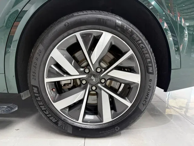 Li Auto L8 — Фото автомобиля 7