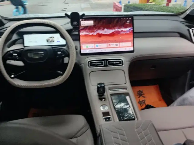 Geely Boyue L — Фото автомобиля 12