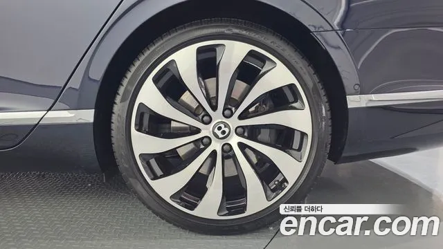 Bentley Flying Spur — Фото автомобиля 19