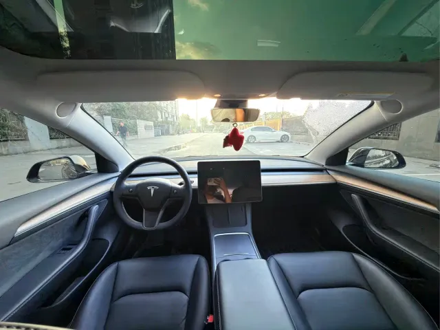 Tesla Model 3 — Фото автомобиля 6