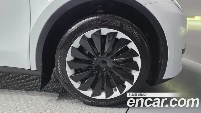 Tesla Model Y — Фото автомобиля 6