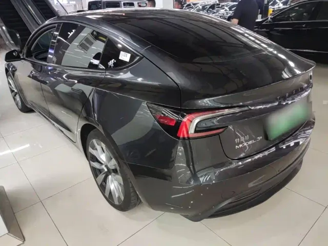 Tesla Model 3 — Фото автомобиля 4
