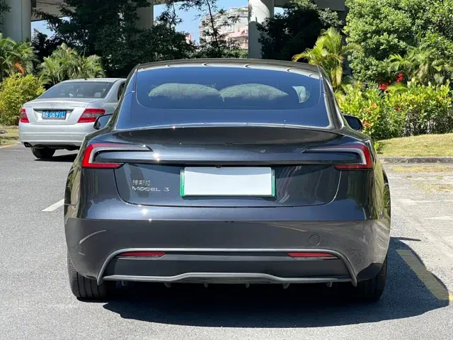 Tesla Model 3 — Фото автомобиля 18