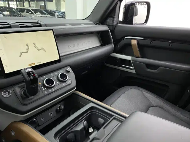 Land Rover Defender — Фото автомобиля 21