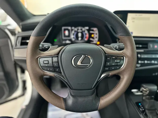 Lexus ES — Фото автомобиля 8