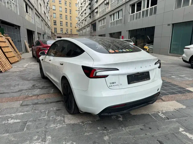 Tesla Model 3 — Фото автомобиля 4