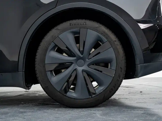 Tesla Model Y — Фото автомобиля 22