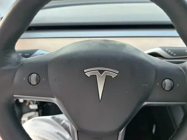 Tesla Model 3 — Фото автомобиля 9