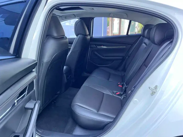 Mazda Axela — Фото автомобиля 11
