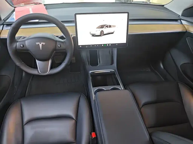 Tesla Model 3 — Фото автомобиля 9