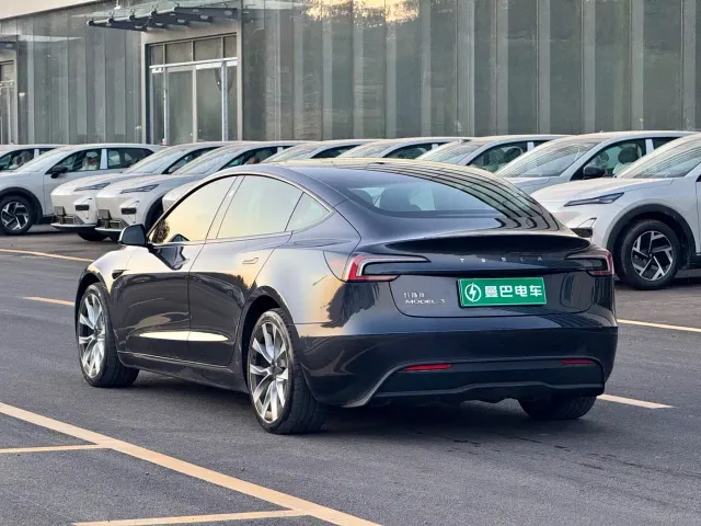 Tesla Model 3 — Фото автомобиля 9