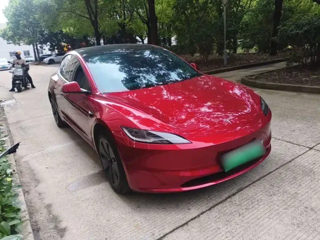 Tesla Model 3 — Фото автомобиля 21