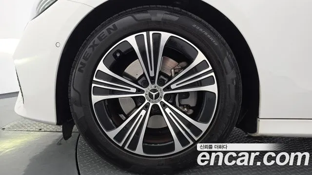 Mercedes-Benz E-Class — Фото автомобиля 5