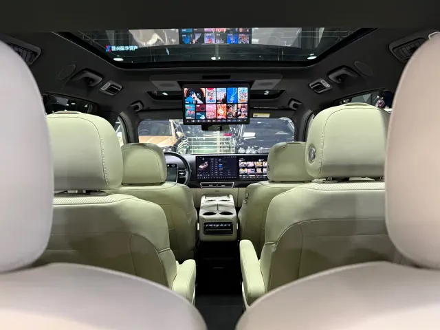 Li Auto L8 — Фото автомобиля 22