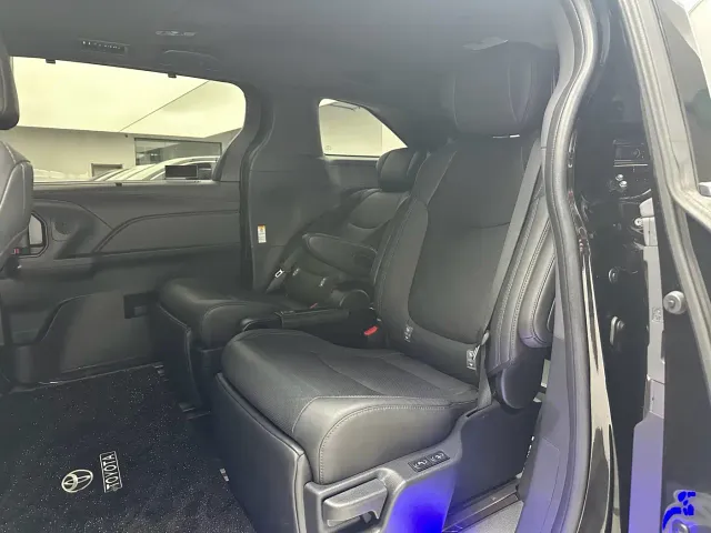Toyota Sienna — Фото автомобиля 14