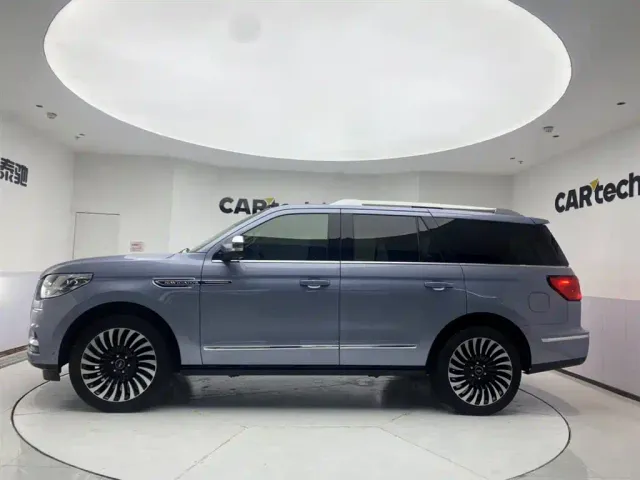 Lincoln Navigator — Фото автомобиля 8