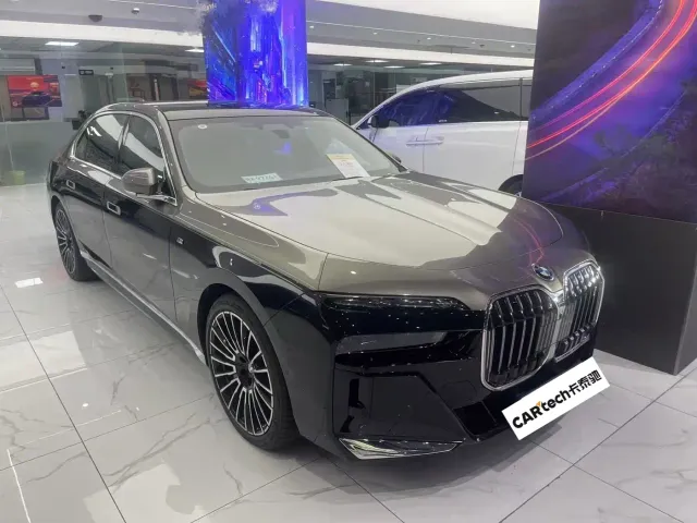 BMW i7 — Фото автомобиля 5