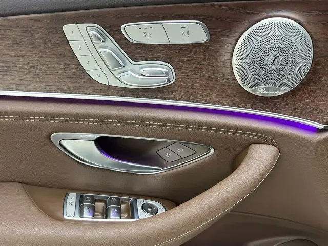 Mercedes-Benz E-Class — Фото автомобиля 20