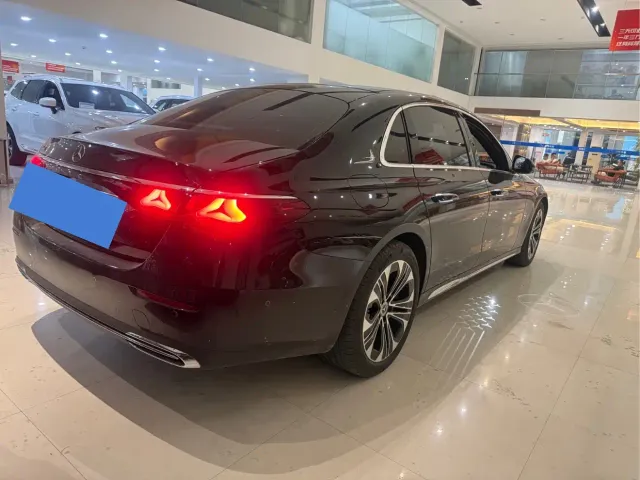 Mercedes-Benz E-Class — Фото автомобиля 4
