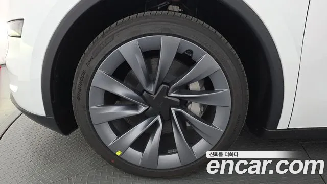 Tesla Model Y — Фото автомобиля 5