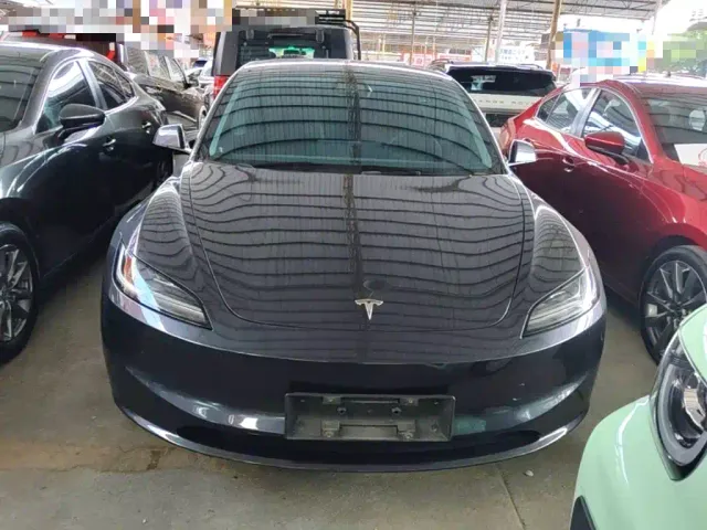 Tesla Model 3 — Фото автомобиля 2
