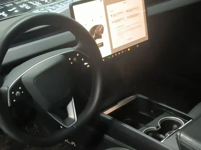 Tesla Model 3 — Фото автомобиля 23