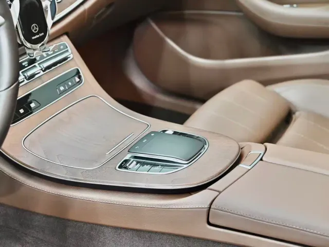 Mercedes-Benz E-Class — Фото автомобиля 21