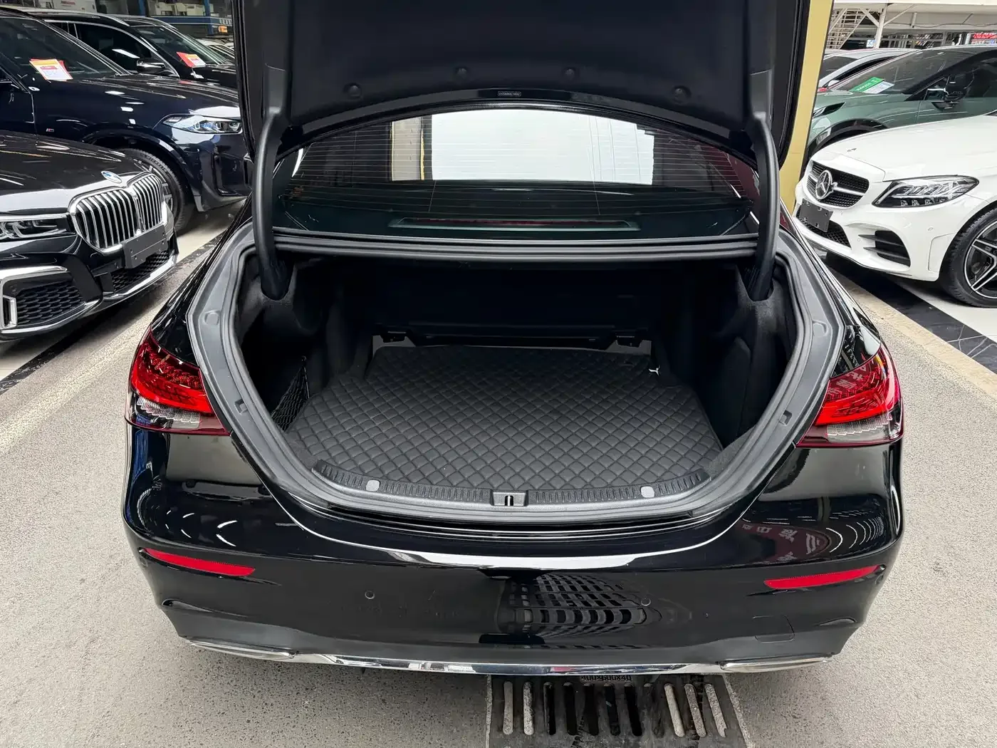 Mercedes-Benz Mercedes-Benz E-Class 2022 Facelift E 260 L Sport — Фото автомобиля 28