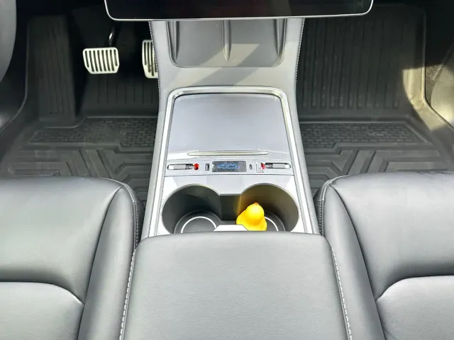 Tesla Model Y — Фото автомобиля 16